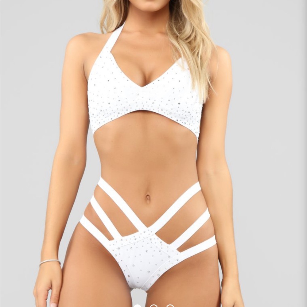 Selling a white set it’s brand new with tags.